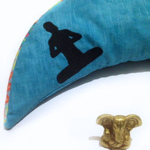 Laden Sie das Bild in den Galerie-Viewer, KathieKreativ-YOgakissen-Meditationskissen-mit-Kapok-NatuerlicheUnterstuetzungfuerDeineYoga-Uebungen_endometriose_Unikat_bestickt_gestickt