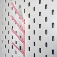 Laden Sie das Bild in den Galerie-Viewer, Garnrollenhalter_Skadis_Ikea_Pegboard_Nähgarn_garnrolle_Ordnung_im_Nähzimmer_Nähzubehör_Linealhalter_Nähen_3D_Druck_gedruckt