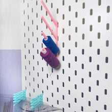 Laden Sie das Bild in den Galerie-Viewer, Garnrollenhalter_Skadis_Ikea_Pegboard_Nähgarn_garnrolle_Ordnung_im_Nähzimmer_Nähzubehör_Linealhalter_Nähen_3D_Druck_gedruckt