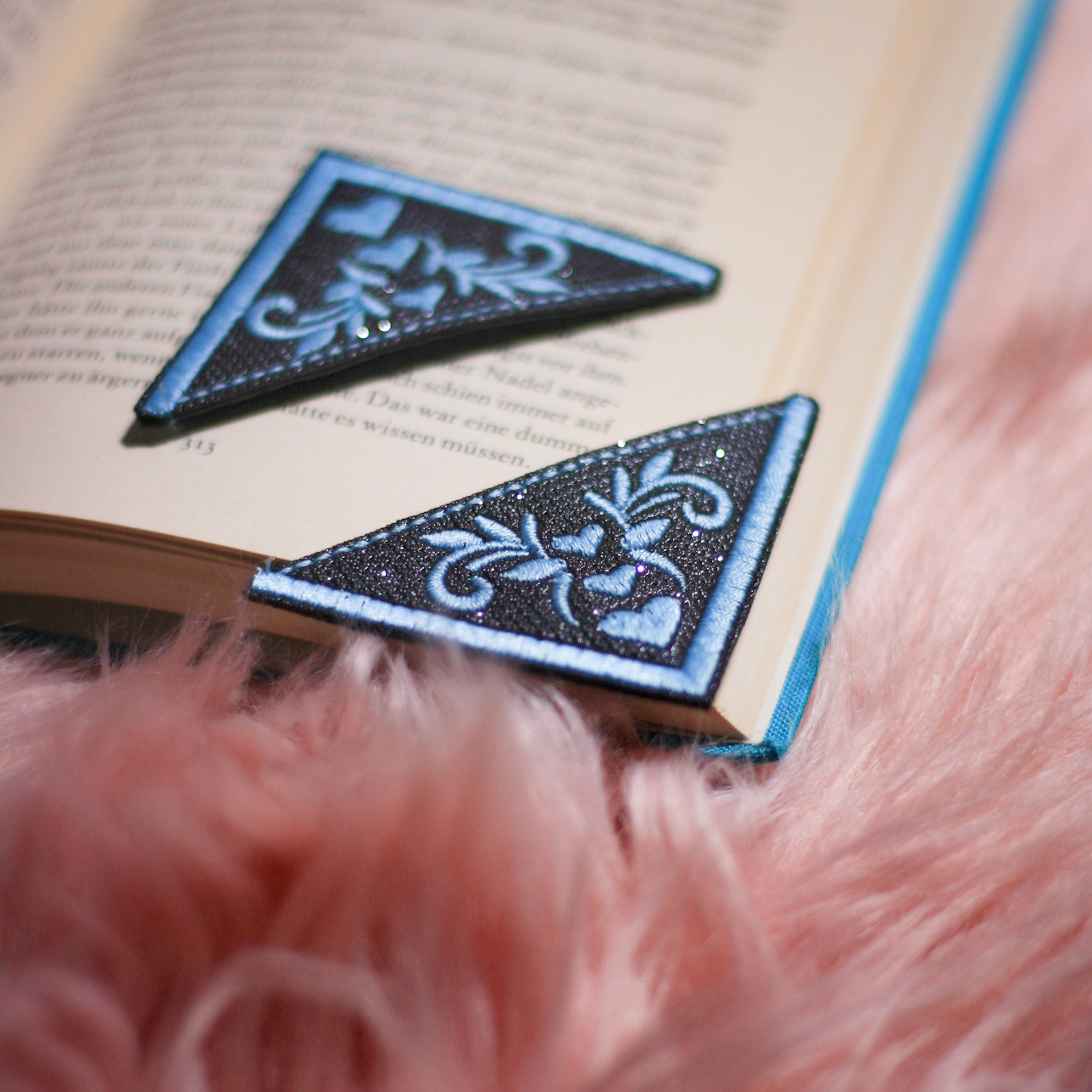 Lesezeichen_LeseEcken_personalisiert_Buecherliebe_Buch_Lesen_Buecher_Herz_Set_Geschenk_Unikat_ornament_Buecherwurm_Lesehilfe_eisblau_klein