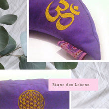 Laden Sie das Bild in den Galerie-Viewer, KathieKreativ-YOgakissen-Meditationskissen-mit-Kapok-NatuerlicheUnterstuetzungfuerDeineYoga-Uebungen_endometriose_Unikat_bestickt_gestickt_om_yogakisen_yoga_meditieren_Halbmondkissen_blume_des_lebens