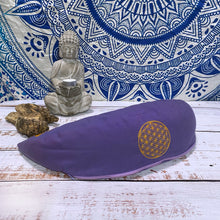 Laden Sie das Bild in den Galerie-Viewer, KathieKreativ-YOgakissen-Meditationskissen-mit-Kapok-NatuerlicheUnterstuetzungfuerDeineYoga-Uebungen_endometriose_Unikat_bestickt_gestickt_om_yogakisen_yoga_meditieren_Halbmondkissen_blume_des_lebens