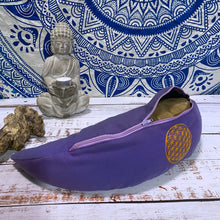 Laden Sie das Bild in den Galerie-Viewer, KathieKreativ-YOgakissen-Meditationskissen-mit-Kapok-NatuerlicheUnterstuetzungfuerDeineYoga-Uebungen_endometriose_Unikat_bestickt_gestickt_om_yogakisen_yoga_meditieren_Halbmondkissen_blume_des_lebens