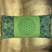 Laden Sie das Bild in den Galerie-Viewer, Augenkissenmit Bergkristall Amethyst Füllung Lavendel Yoga_Blume_des_lebens_bestickt_gestickt_unikat