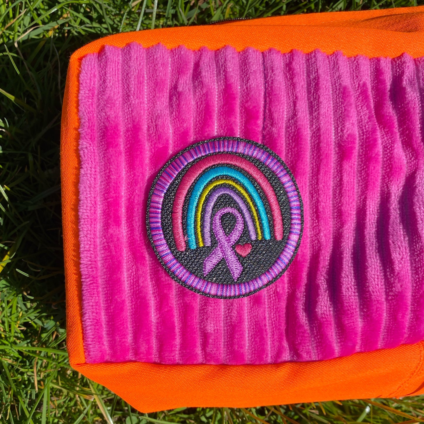 Patch: Adenomyose Regenbogen Aufnäher 7cm - Rosa Rand