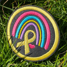 Laden Sie das Bild in den Galerie-Viewer, KathieKreativ_Regenbogen_Handmade_patch_Aufnaeher_Applikation_Stickdatei_sticken_naehen_Endo_Sister_Endometriose_Adenomyose 