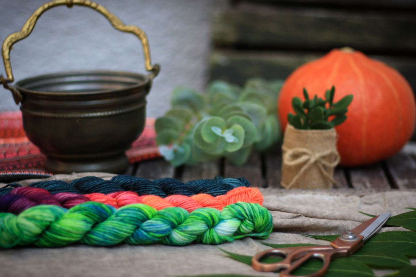 KathieKreativ_zauberstabwolle_Handgefärbt_wolle_stricken-Haekeln_Strang_minis_20g_lila_rosa_noen_orange_halloween_kollektion_färbung_sockenwolle