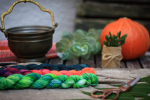 Laden Sie das Bild in den Galerie-Viewer, KathieKreativ_zauberstabwolle_Handgefärbt_wolle_stricken-Haekeln_Strang_minis_20g_lila_rosa_noen_orange_halloween_kollektion_färbung_sockenwolle