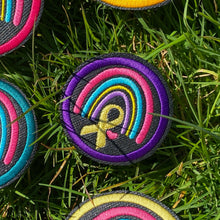 Laden Sie das Bild in den Galerie-Viewer, KathieKreativ_Regenbogen_Handmade_patch_Aufnaeher_Applikation_Stickdatei_sticken_naehen_Endo_Sister_Endometriose_Adenomyose 