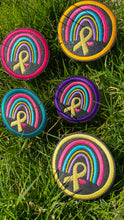 Laden Sie das Bild in den Galerie-Viewer, KathieKreativ_Regenbogen_Handmade_patch_Aufnaeher_Applikation_Stickdatei_sticken_naehen