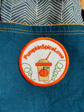 Laden Sie das Bild in den Galerie-Viewer, Patch: Pumpkin Spice Latte Love - Größe wählbar (SUMa)