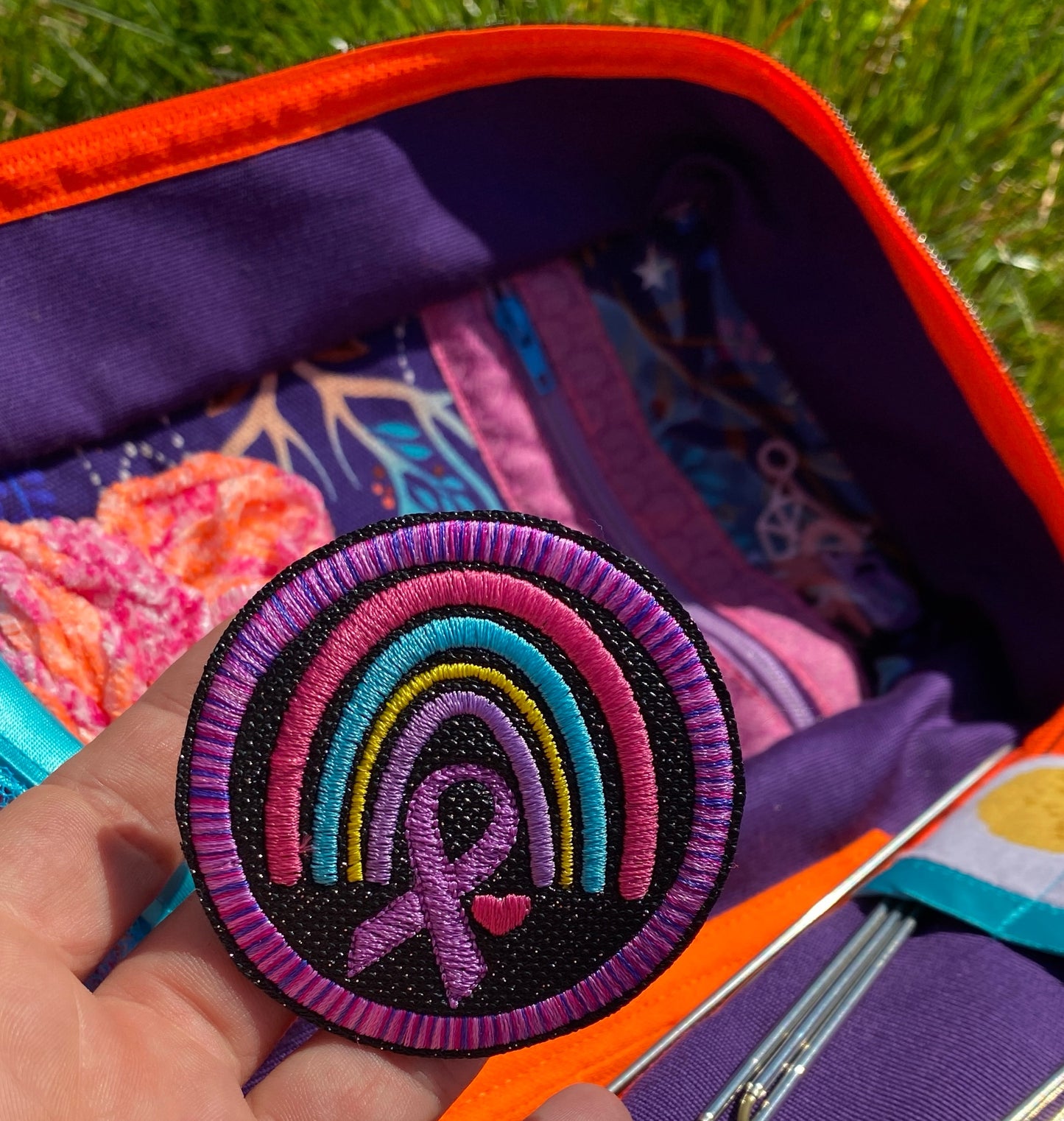 Patch: Adenomyose Regenbogen Aufnäher 7cm - Rosa Rand