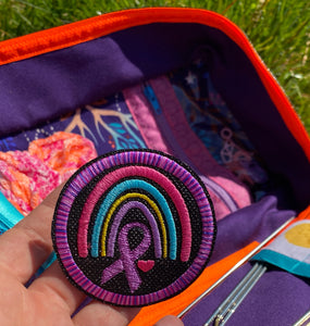 Patch: Adenomyose Regenbogen Aufnäher 7cm - Rosa Rand