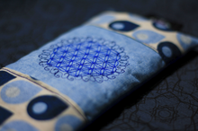 Laden Sie das Bild in den Galerie-Viewer, Augenkissen_Unikat_gefuellt_leinsamen_Kristall_edelsteine_Amethyst_bergkristall_Einzelstueck_Bestickt_Blume_des_Lebens_Bestickung_Geschenk_om_yoga_entspannung_Ruhe_weiss__electric_blu_ce7f7fb5-d65a-41c3-b820-c8d328e7c0f9