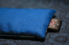 Laden Sie das Bild in den Galerie-Viewer, Augenkissen_Unikat_gefuellt_leinsamen_Kristall_edelsteine_Amethyst_bergkristall_Einzelstueck_Bestickt_Blume_des_Lebens_Bestickung_Geschenk_om_yoga__entspannung_Ruhe_KathieKreativ_blau