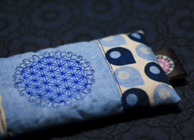 Laden Sie das Bild in den Galerie-Viewer, Augenkissen_Unikat_gefuellt_leinsamen_Kristall_edelsteine_Amethyst_bergkristall_Einzelstueck_Bestickt_Blume_des_Lebens_Bestickung_Geschenk_om_yoga_entspannung_Ruhe_weiss__electric_blu_ce7f7fb5-d65a-41c3-b820-c8d328e7c0f9