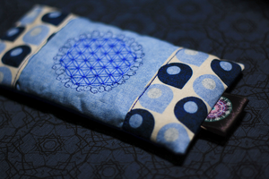 Augenkissen_Unikat_gefuellt_leinsamen_Kristall_edelsteine_Amethyst_bergkristall_Einzelstueck_Bestickt_Blume_des_Lebens_Bestickung_Geschenk_om_yoga_entspannung_Ruhe_weiss__electric_blu_ce7f7fb5-d65a-41c3-b820-c8d328e7c0f9