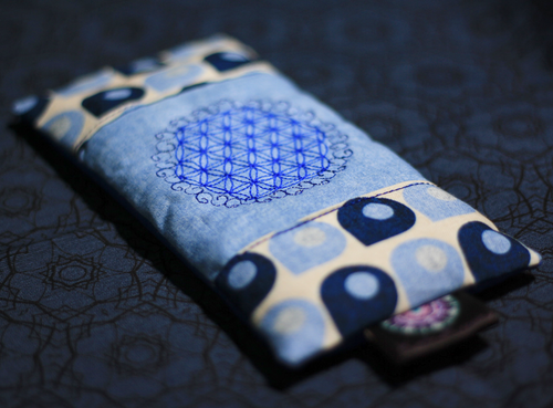 Augenkissen_Unikat_gefuellt_leinsamen_Kristall_edelsteine_Amethyst_bergkristall_Einzelstueck_Bestickt_Blume_des_Lebens_Bestickung_Geschenk_om_yoga_entspannung_Ruhe_weiss__electric_blu_ce7f7fb5-d65a-41c3-b820-c8d328e7c0f9