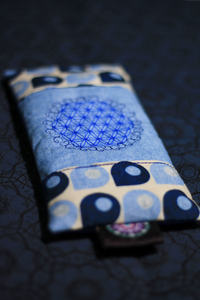 Augenkissen_Unikat_gefuellt_leinsamen_Kristall_edelsteine_Amethyst_bergkristall_Einzelstueck_Bestickt_Blume_des_Lebens_Bestickung_Geschenk_om_yoga_entspannung_Ruhe_weiss__electric_blu_ce7f7fb5-d65a-41c3-b820-c8d328e7c0f9