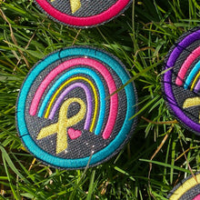 Laden Sie das Bild in den Galerie-Viewer, KathieKreativ_Regenbogen_Handmade_patch_Aufnaeher_Applikation_Stickdatei_sticken_naehen