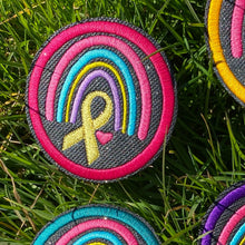 Laden Sie das Bild in den Galerie-Viewer, KathieKreativ_Regenbogen_Handmade_patch_Aufnaeher_Applikation_Stickdatei_sticken_naehen
