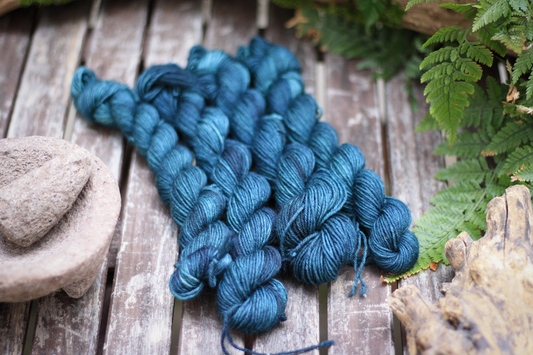 HW: Handgefärbte Sockenwolle "Blue Ivy" 20g Minis