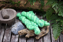 Laden Sie das Bild in den Galerie-Viewer, HW: Handgefärbte Sockenwolle &quot;Cari Grün&quot; 20g Minis