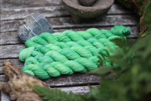 Laden Sie das Bild in den Galerie-Viewer, HW: Handgefärbte Sockenwolle &quot;Cari Grün&quot; 20g Minis