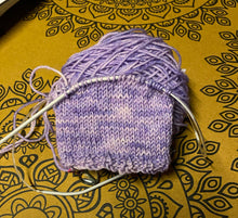 Laden Sie das Bild in den Galerie-Viewer, HW: Handgefärbte Sockenwolle &quot;Nannys Fliederschimmer&quot; 20g Minis