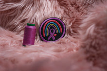 Laden Sie das Bild in den Galerie-Viewer, Patch: Adenomyose Regenbogen Aufnäher 7cm - Rosa Rand