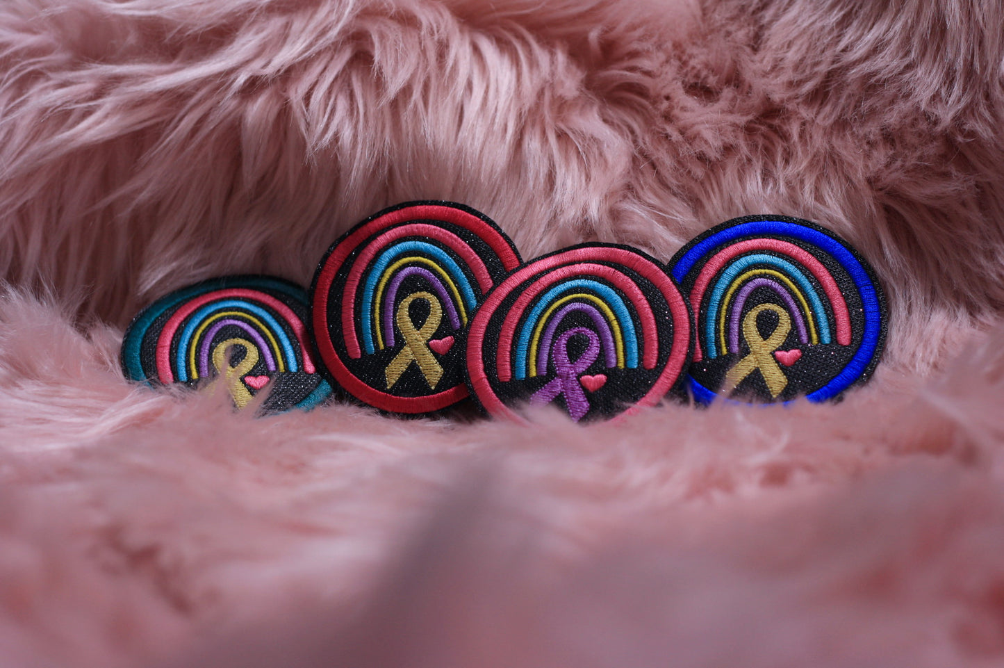 Patch: Adenomyose Regenbogen Aufnäher 7cm - Rosa Rand