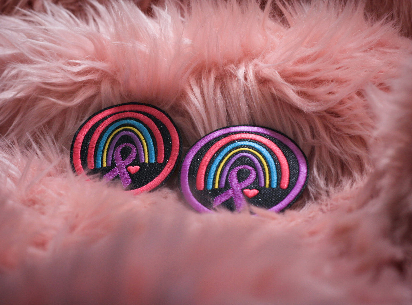 Patch: Adenomyose Regenbogen Aufnäher 7cm - Rosa Rand