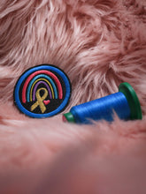 Laden Sie das Bild in den Galerie-Viewer, Patch: Endometriose Regenbogen Aufnäher 6cm Hellblau