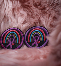 Laden Sie das Bild in den Galerie-Viewer, Patch: Adenomyose Regenbogen Aufnäher 7cm - Rosa Rand