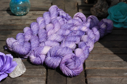 handgefärbte_Wolle-Sockenwolle_Aktiv_Superwash_Minis_Schurwolle_Stricken_Haekeln_KathieKreativ_Nannys_Fliederschimmer_Handgefärbte_Sockenwolle_glazed_lila_Rosa_wolle_köln