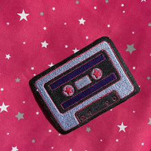 Laden Sie das Bild in den Galerie-Viewer, OrganizeMe_Tasche_Farbenmix_KathieKreativ_Handmade_patch_Aufnaeher_Applikation_Stickdatei_sticken_naehen_Hase_blumenkranz_ostern_handgefaerbt