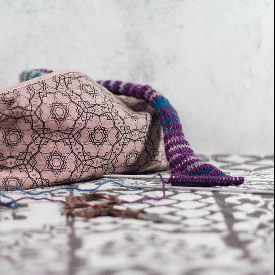 PopUp_Tasche_Handmade_Unikat_genaeht_Reissverscfhluss_Projekttasche_Projektbeutel_faltbar_falten_platzsparend_ordnung_Wolle_stricken_geometrisches_Muster_innen_gefaltet