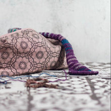 Laden Sie das Bild in den Galerie-Viewer, PopUp_Tasche_Handmade_Unikat_genaeht_Reissverscfhluss_Projekttasche_Projektbeutel_faltbar_falten_platzsparend_ordnung_Wolle_stricken_geometrisches_Muster_innen_gefaltet