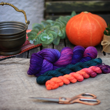 Laden Sie das Bild in den Galerie-Viewer, KathieKreativ_zauberstabwolle_Handgefärbt_wolle_stricken-Haekeln_Strang_minis_20g_lila_rosa_noen_orange_halloween_kollektion_färbung_sockenwolle