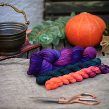 Laden Sie das Bild in den Galerie-Viewer, KathieKreativ_zauberstabwolle_Handgefärbt_wolle_stricken-Haekeln_Strang_minis_20g_lila_rosa_noen_orange_halloween_kollektion_färbung_sockenwolle