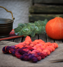 Laden Sie das Bild in den Galerie-Viewer, KathieKreativ_zauberstabwolle_Handgefärbt_wolle_stricken-Haekeln_Strang_minis_20g_lila_rosa_noen_orange_halloween_kollektion_färbung_sockenwolle