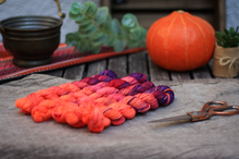 Laden Sie das Bild in den Galerie-Viewer, KathieKreativ_zauberstabwolle_Handgefärbt_wolle_stricken-Haekeln_Strang_minis_20g_lila_rosa_noen_orange_halloween_kollektion_färbung_sockenwolle