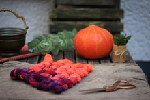 Laden Sie das Bild in den Galerie-Viewer, KathieKreativ_zauberstabwolle_Handgefärbt_wolle_stricken-Haekeln_Strang_minis_20g_lila_rosa_noen_orange_halloween_kollektion_färbung_sockenwolle