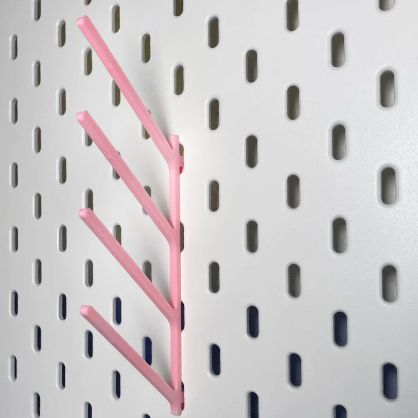 Garnrollenhalter_Skadis_Ikea_Pegboard_Nähgarn_garnrolle_Ordnung_im_Nähzimmer_Nähzubehör_Linealhalter_Nähen_3D_Druck_gedruckt
