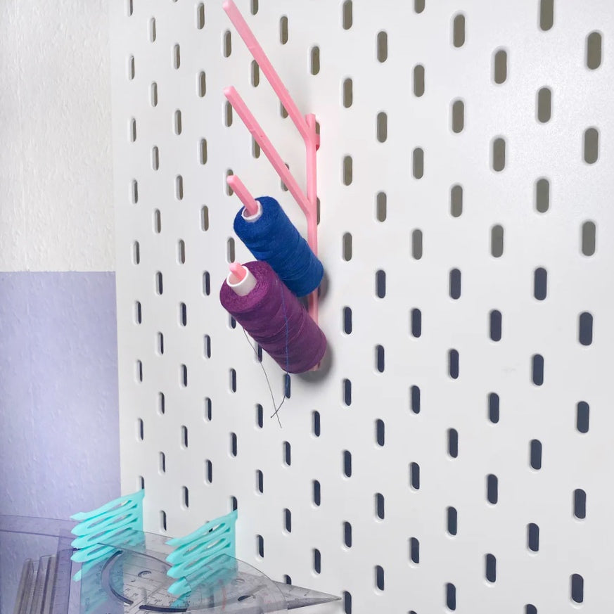 Garnrollenhalter_Skadis_Ikea_Pegboard_Nähgarn_garnrolle_Ordnung_im_Nähzimmer_Nähzubehör_Linealhalter_Nähen_3D_Druck_gedruckt