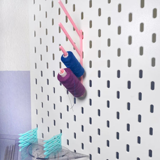 Garnrollenhalter_Skadis_Ikea_Pegboard_Nähgarn_garnrolle_Ordnung_im_Nähzimmer_Nähzubehör_Linealhalter_Nähen_3D_Druck_gedruckt