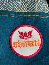 Laden Sie das Bild in den Galerie-Viewer, Patch: Namaste - Pink Lotus - Größe wählbar (SUMa)