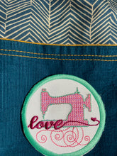 Laden Sie das Bild in den Galerie-Viewer, Patch: Love Nähmaschine - Rosa Mint - Größe wählbar (SUMa)