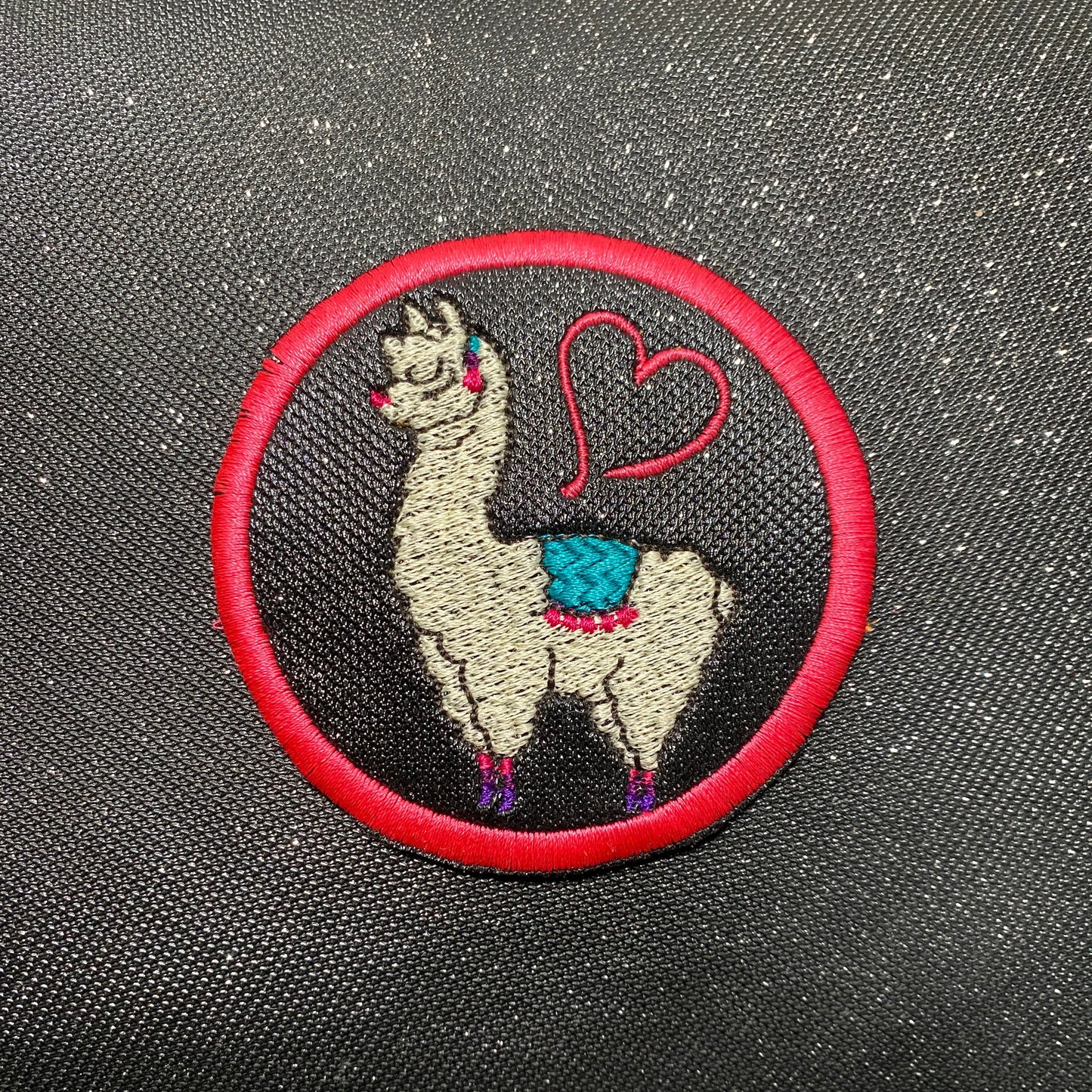 Farbenmix_KathieKreativ_Alpaka_Lama_Herz_Lamaka_Regenbogen_Handmade_patch_Aufnaeher_Applikation_Stickdatei_sticken_naehen_Lady