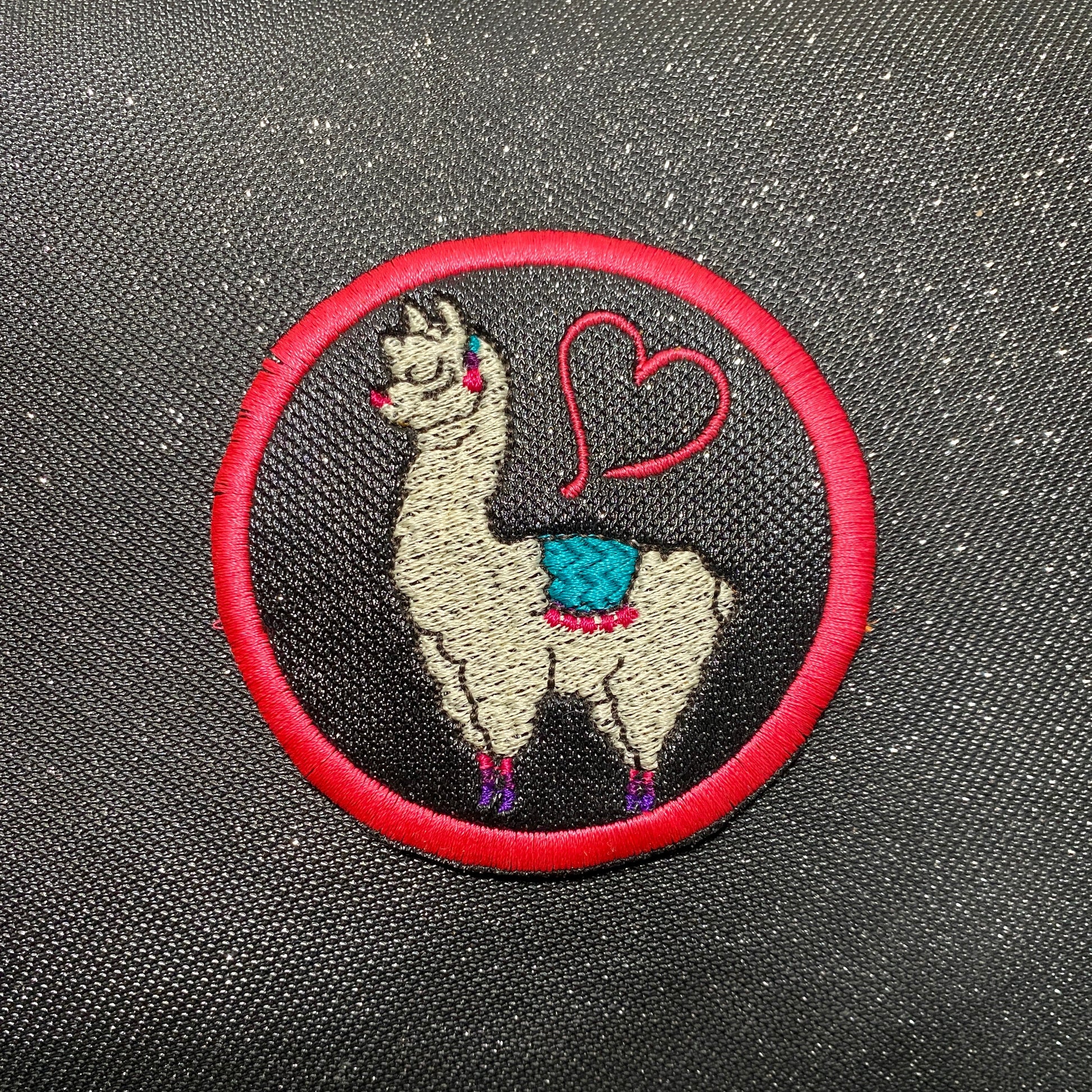 Farbenmix_KathieKreativ_Alpaka_Lama_Herz_Lamaka_Regenbogen_Handmade_patch_Aufnaeher_Applikation_Stickdatei_sticken_naehen_Lady